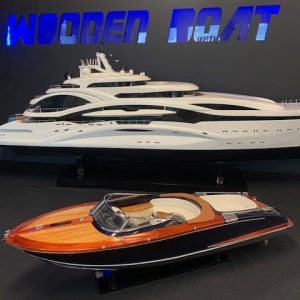 Riva Aquariva (Black Hull)